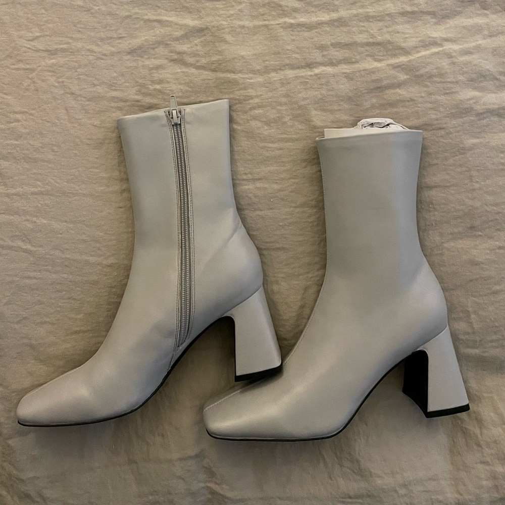 Jeffrey Campbell Jerema booties, size 6, white. Brand new!